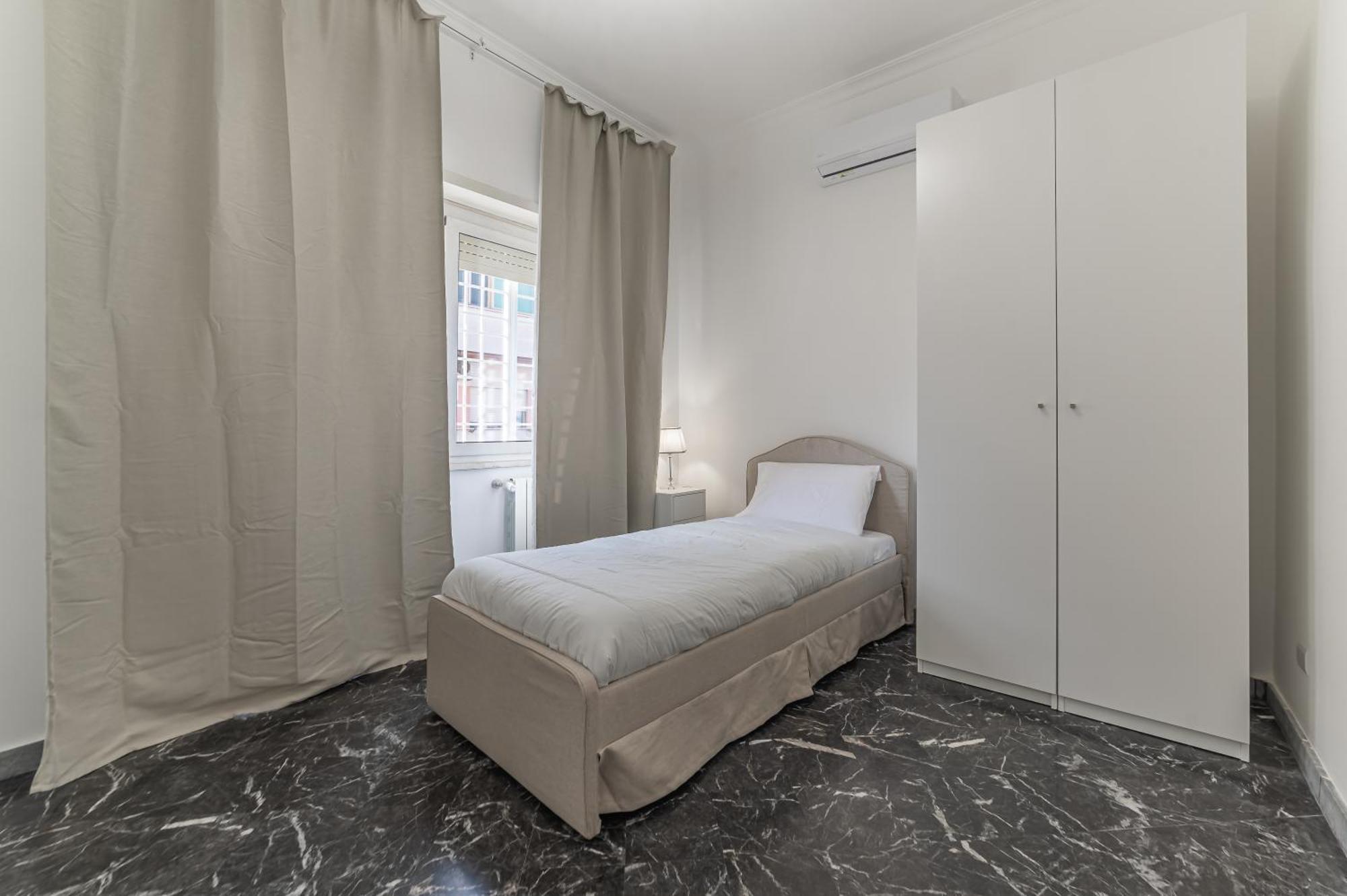 New - Elegant, Modern With Terrace Rom