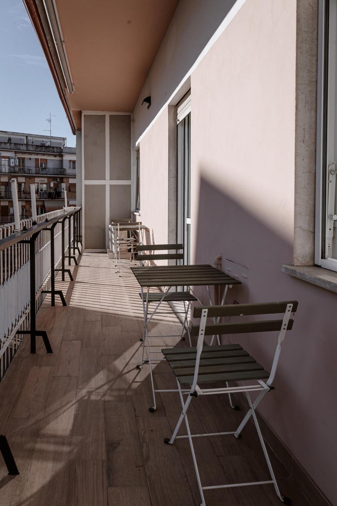 New - Elegant, Modern With Terrace Rom