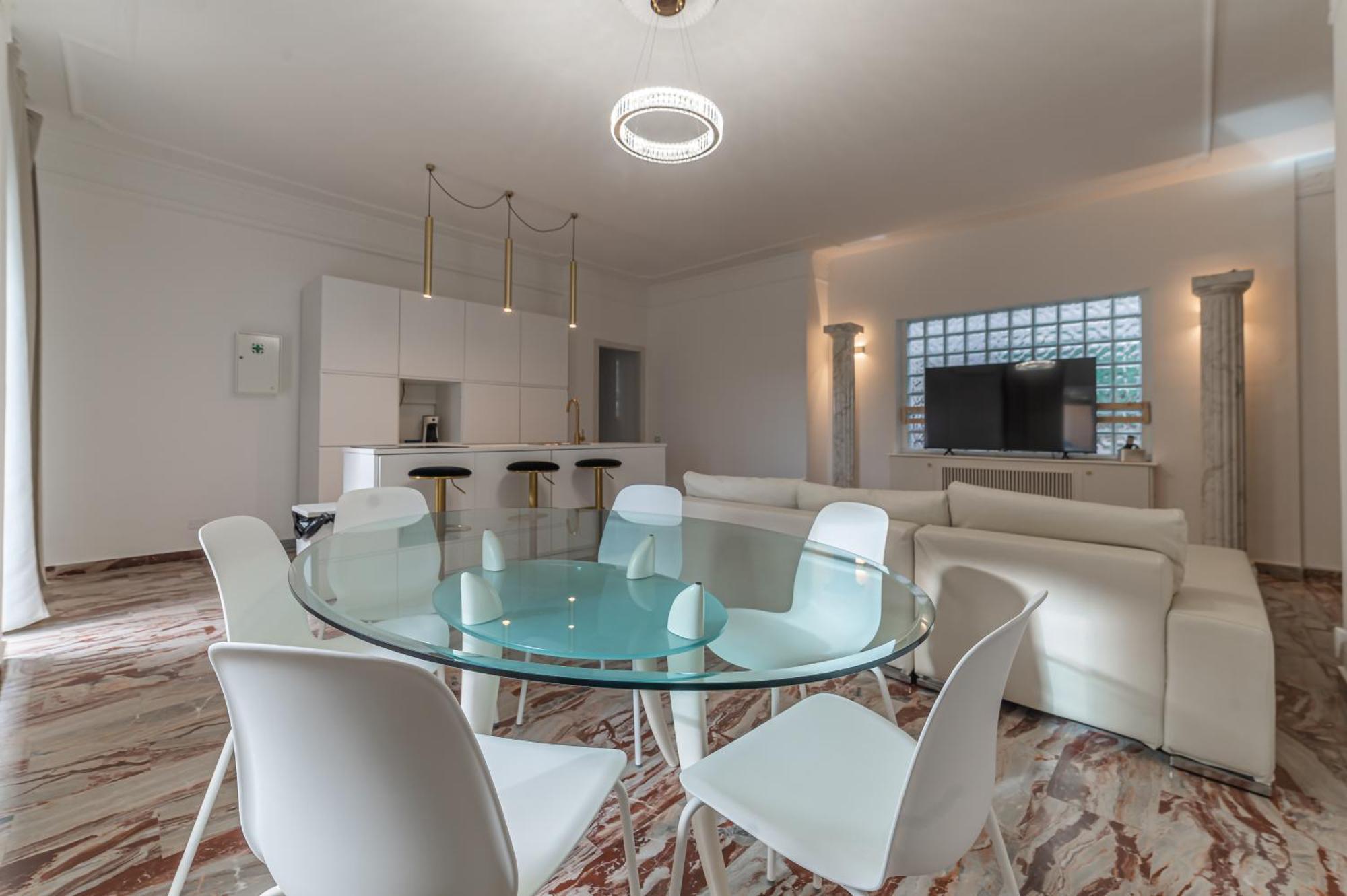 New - Elegant, Modern With Terrace Rom